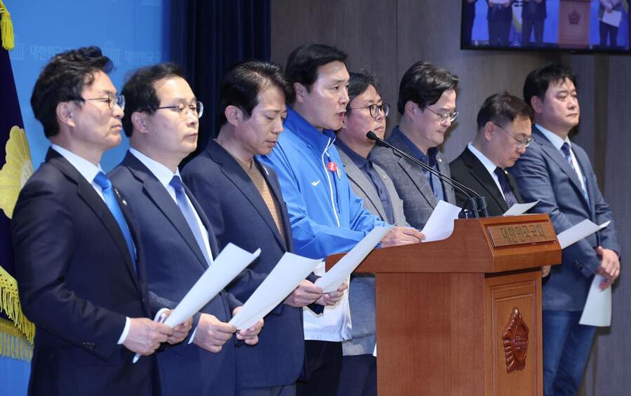 ▲ 더불어민주당 초선의원 모임인 '더민초' 소속 의원들이 30일 오후 서울 여의도 국회 소통관에서 열린 기자회견에서 권성동 국민의힘 원내대표가 고발할 시 무고죄로 맞고발한다는 발언을 하고 있다.ⓒ뉴시스