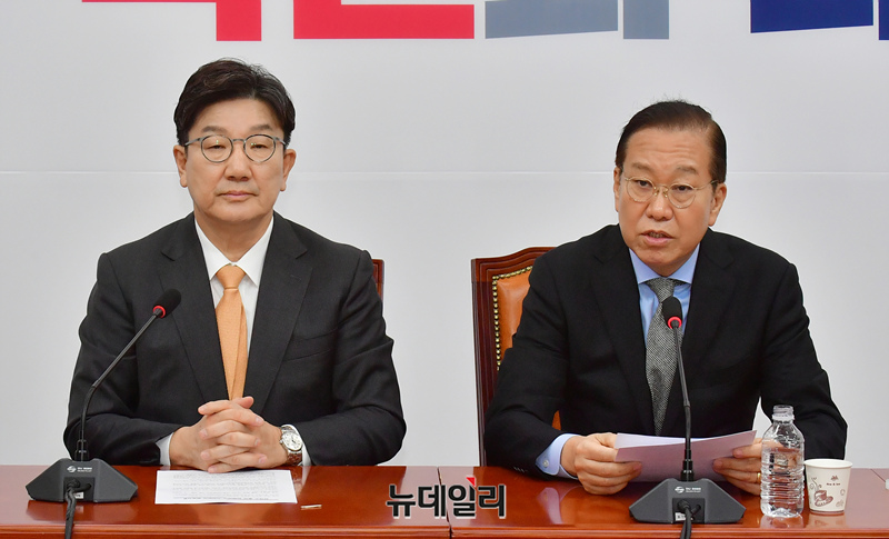 ▲ 권영세 국민의힘 비상대책위원장과 권성동 원내대표가 24일 국회에서 한덕수 국무총리 탄핵 기각과 관련해 입장을 밝히고 있다. ⓒ이종현 기자