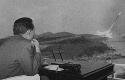 ▲ 1978년 9월 26일 충남 안흥시험장에서 백곰 미사일 시험발사에 성공하는 모습을 직접 참관하는 박정희 대통령. 미사일 사거리 180km, 서울에서 평양까지 직선거리 180km에 맞춘 것. 세계 7번째 지대지 탄도 미사일 개발 성공이었다.