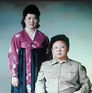 ▲ 김정일의 두번째 부인 북송교포 출신 무용수 고용희(왼쪽)는 김정철 김정은 김여정 등 3남매를 낳았다.