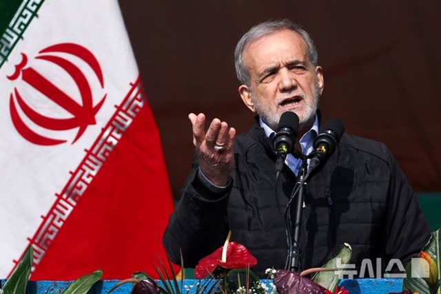 ▲ 마수드 페제시키안 이란 대통령이 이란 테헤란에서 열린 1979년 이슬람 혁명 기념행사에서 연설하고 있다. 250210 사진=이란 대통령실 제공. AP/뉴시스. ⓒ뉴시스