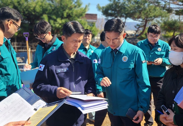 ▲ 이계삼 경기도 행정2부지사 직무대리(균형발전기획실장)이 지난 28일 포천시 이동면 노곡리 일대를 찾아 공군 전투기 오폭사고 피해 현장을 점검하고 있다. ⓒ경기도 제공