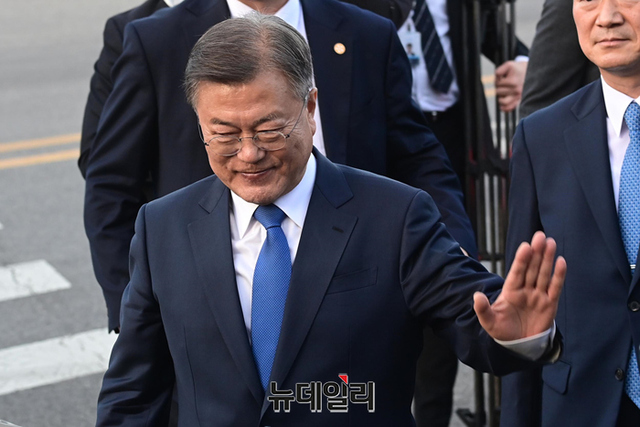 ▲ 지난 2022년 5월 9일 임기를 마친 문재인 전 대통령이 청와대에서 나와 기다리던 지지자들과 인사하고 있는 모습. ⓒ정상윤 기자