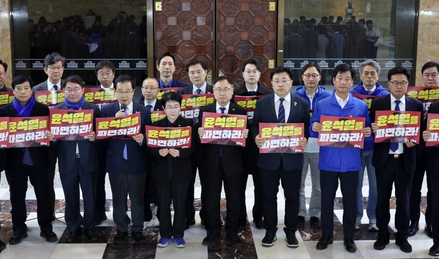 ▲ 더불어민주당 의원 등 초선의원 모임인 '더민초' 의원들이 28일 오후 서울 여의도 국회 로텐더홀에서 열린 비상시국대응 긴급기자회견에서 윤석열 대통령 파면을 촉구하는 피케팅을 하고 있다.ⓒ뉴시스