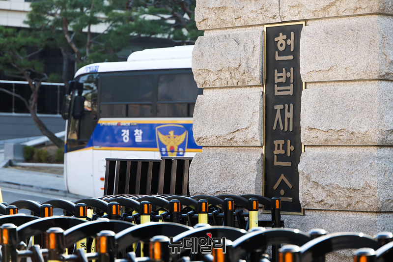 ▲ 윤석열 대통령 탄핵심판 선고를 앞둔 19일 오후 서울 종로구 헌법재판소 앞에 경찰들이 차벽과 바리케이트를 설치해 통제하고 있다.ⓒ서성진 기자