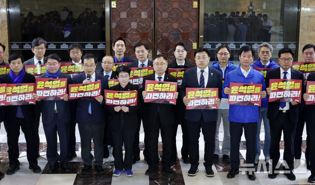 ▲ 이건태(앞줄 왼쪽 세 번째) 더불어민주당 의원 등 초선의원 모임인 '더민초' 의원들이 28일 오후 서울 여의도 국회 로텐더홀에서 열린 비상시국대응 긴급기자회견에서 윤석열 대통령 파면을 촉구하는 피케팅을 하고 있다. ⓒ뉴시스