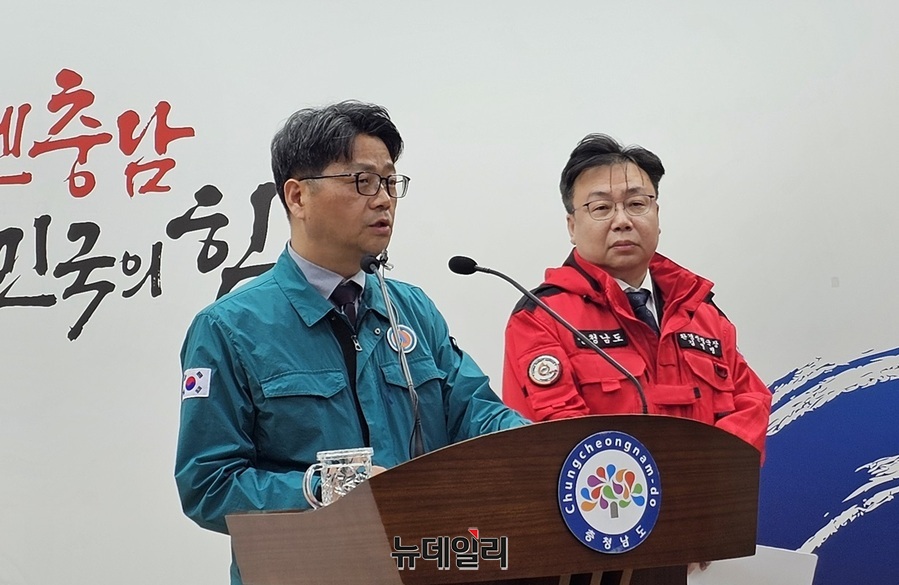 ▲ 신동헌 충남도 자치안전실장이 산불사태와 예방과 관련해 기자회견을 하고 있다.ⓒ김정원 기자