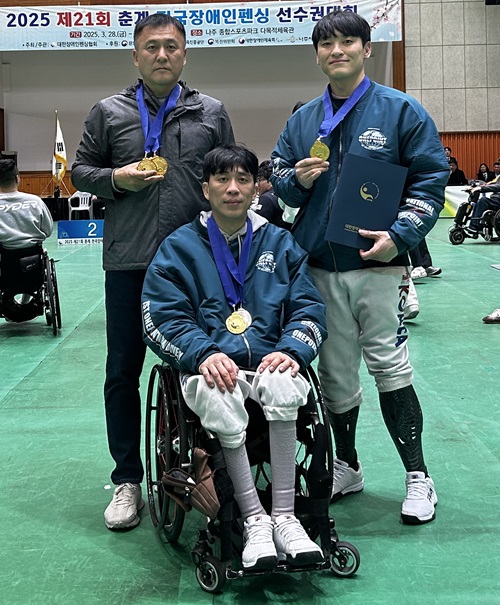 ▲ GKL휠체어펜싱팀, 춘계 전국장애인펜싱선수권대회 금메달 4개, 은메달 1개 획득했다.박상민 GKL휠체어펜싱팀 감독, 심재훈 선수, 박천희 선수.ⓒ세종시장애인체육회