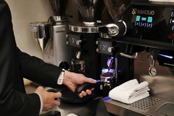 ▲ 하이원리조트, 한옥 베이커리 카페 운암정 커피 제조 모습ⓒ강원랜드