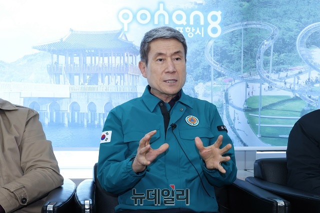 ▲ 이강덕 포항시장은 경북 북부지역에서 발생한 대규모 산불과 관련해 30일 시청 브리핑룸에서 기자간담회를 개최했다.ⓒ뉴데일리