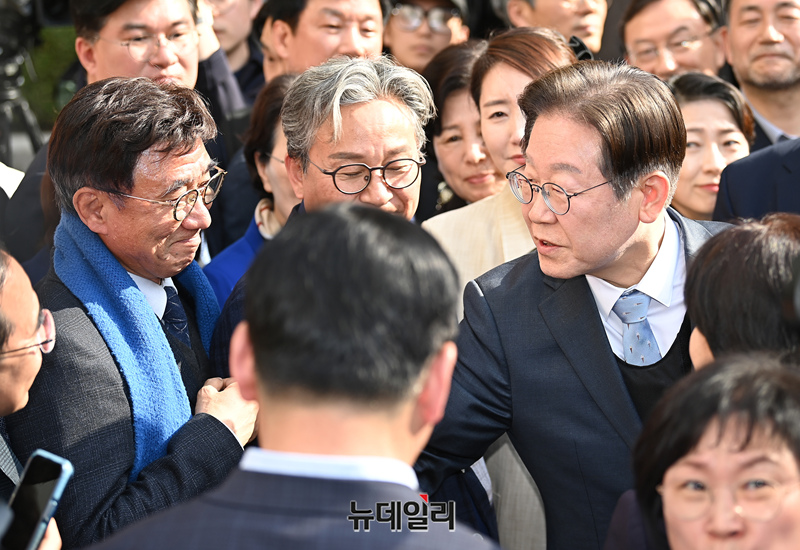 ▲ 공직선거법 위반 항소심에서 무죄를 선고받은 이재명 더불어민주당 대표가 26일 오후 서울 서초구 서울고등법원에서 열린 공직선거법 위반 혐의 2심 선고 공판을 마친 뒤 의원들과 인사를 나누고 있다. (사진=공동취재단)
