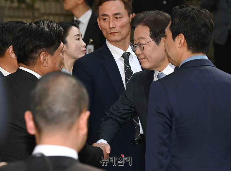 ▲ 공직선거법 위반 항소심에서 무죄를 선고받은 이재명 더불어민주당 대표가 26일 오후 서울 서초구 서울고등법원에서 열린 공직선거법 위반 혐의 2심 선고 공판을 마친 뒤 의원들과 인사를 나누고 있다. (사진=공동취재단)
