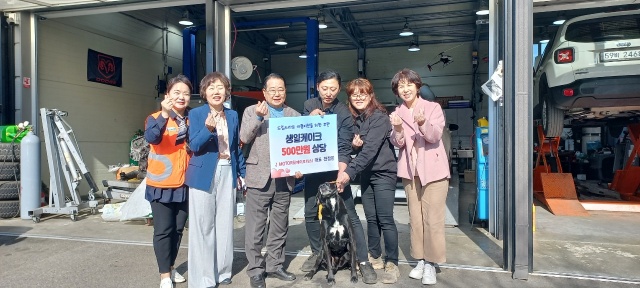 ▲ 오산 제이모터스가 관내 취약계층아동을 위해 생일케이크를 기탁하고 기념좔영을 하고 있다.ⓒ오산시 제공