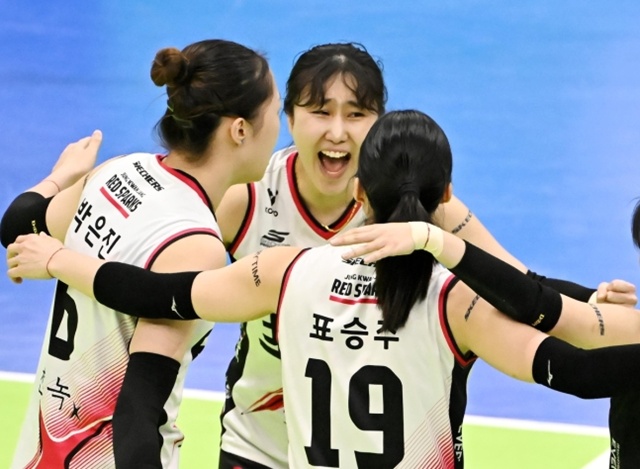 ▲ 정관장 레드스파크스의 염혜선(가운데)이 경기 수원실내체육관에서 열린 도드람 2024-2025 V리그 여자부 플레이오프(PO) 3차전에서 현대건설 힐스테이트를 상대로 득점에 성공한 뒤 동료들과 환호하고 있다. 250329 사진=한국배구연맹. ⓒ연합뉴스.