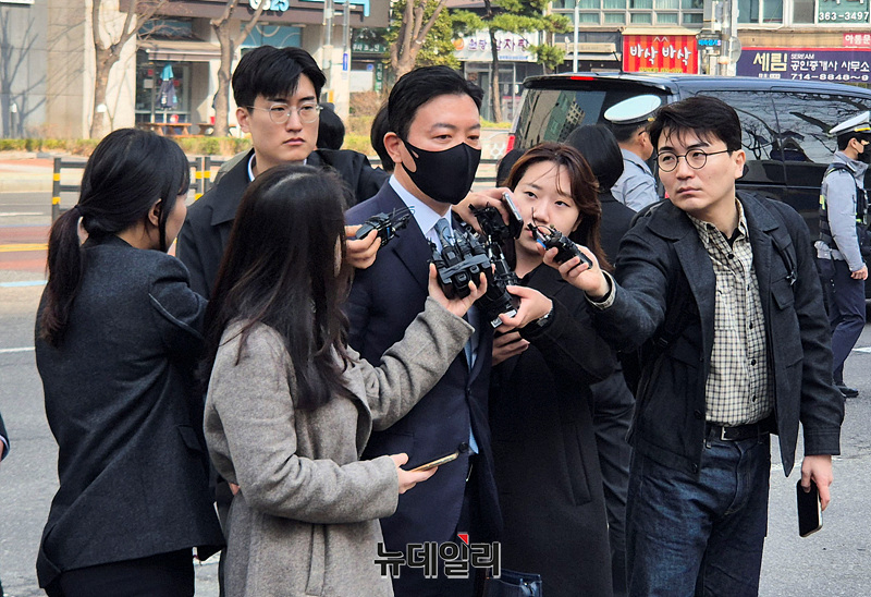 ▲ 윤석열 대통령에 대한 체포영장 집행을 방해한 혐의를 받는 김성훈 대통령경호처 차장이 지난 21일 오전 서울 마포구 서울서부지법에서 열린 구속 전 피의자 심문(영장실질심사)에 출석하며 취재진의 질문에 답하고 있다. ⓒ서성진 기자