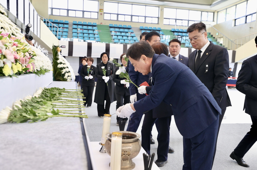 ▲ 대구광역시의회 이만규 의장을 비롯한 시의원들은 3월 31일 오후 2시 30분, 안병근올림픽기념유도관에 마련된 영남지역 산불 피해 합동분향소를 찾아 헌화와 묵념을 하면서 희생자들을 애도했다.ⓒ대구시의회