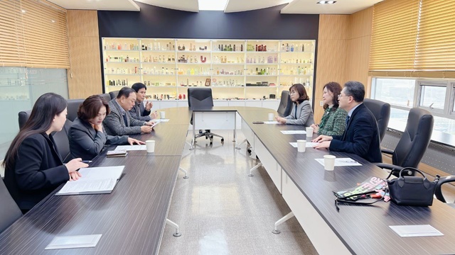 ▲ 경기도교육청과 경기상공회의소 관계자들이 31일 2기 '협약형 특성화고' 지정 지원을 위한 전략 회의를 진행하고 있다. ⓒ경기도교육청 제공