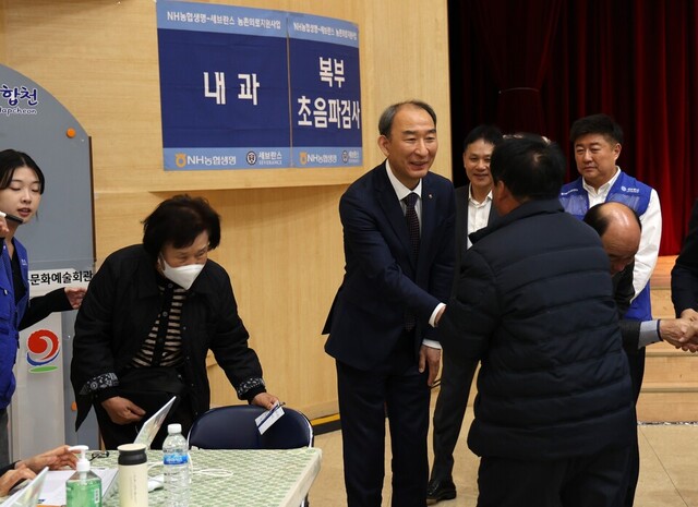 ▲ 지난 29일 NH농협생명이 경남 합천군에서 올해 첫 농촌의료지원사업을 실시했다. 박병희 NH농협생명 대표이사가 검진받는 조합원을 살피는 모습.ⓒNH농협생명