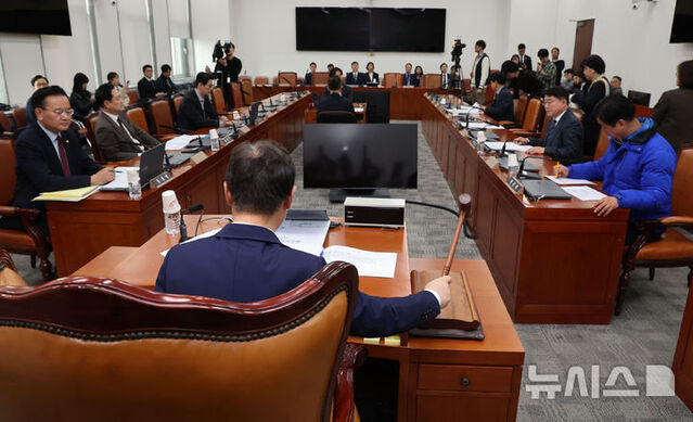 ▲ 31일 서울 여의도 국회에서 열린 법제사법위원회 법안심사제1소위원회 전체회의에서 박범계 1소위원장이 의사봉을 두드리고 있다. ⓒ뉴시스