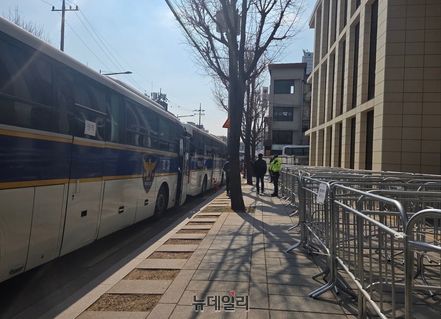 ▲ 31일 오전 헌법재판소 앞은 경찰 통제로 시민 통행이 막히며 한산한 모습을 보였다. ⓒ박서아 기자