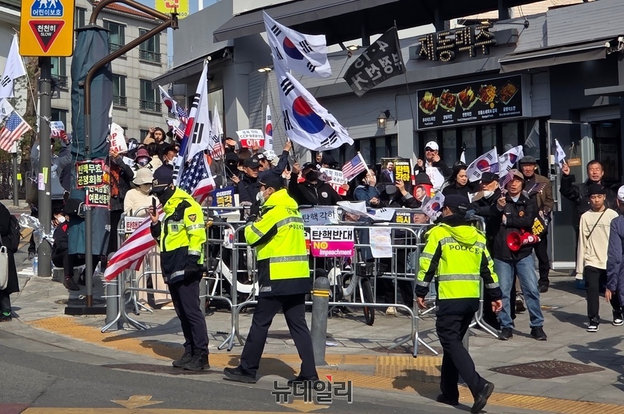 ▲ 재동초등학교 사거리에서 헌재로 향하는 길목까지 막히자 시민들이 통제선 건너편에 모여있다. ⓒ박서아 기자