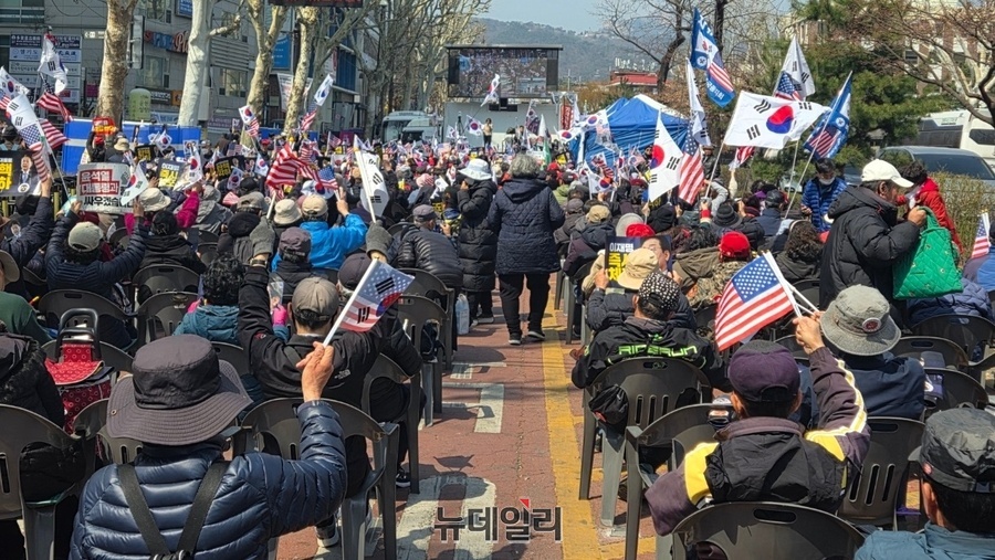 ▲ 31일 오후 수운회관 앞 인도와 2개 차로에서는 자유통일당이 신고 인원 3000명 규모의 탄핵 반대 집회를 벌였다. ⓒ박서아 기자