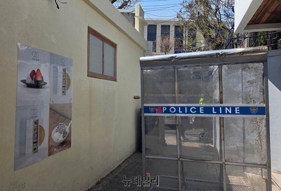 ▲ 31일 오후 헌재 인근 음식점과 카페가 밀집한 골목까지 방호벽이 설치되자 상인들은 영업에 큰 어려움을 겪고 있다고 하소연했다. ⓒ박서아 기자