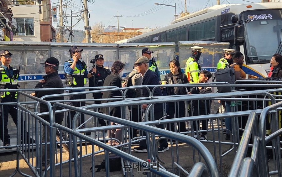 ▲ 31일 오후 안국역 2번 출구 앞 바리케이드 사이를 지나던 시민들과 등하교 중이던 학부모들이 불편을 호소했다. ⓒ박서아 기자