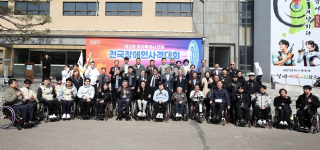 ▲ 31일 경기도사격테마파크에서 열린 제2회 화성특례시장배 전국장애인사격대회 개회식에서 주요 내빈이 기념촬영을 하고 있다ⓒ화성시 제공