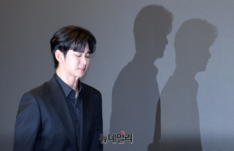 ▲ 고(故) 김새론(25)이 미성년자였을 때부터 고인과 교제했었다는 의혹에 휩싸인 배우 김수현(37)이 의혹 발발 20여일 만인 31일 오후 서울 마포구 상암스탠포드 호텔에서 직접 입장을 밝히고 있다. 기자회견에는 김수현을 비롯해 소속사 골드메달리스트의 법률대리를 맡고 있는 엘케이비앤파트너스 김종복 변호사가 참석했다. 준비된 입장 발표 외 별도의 질의응답은 진행되지 않았다. ⓒ정상윤 기자