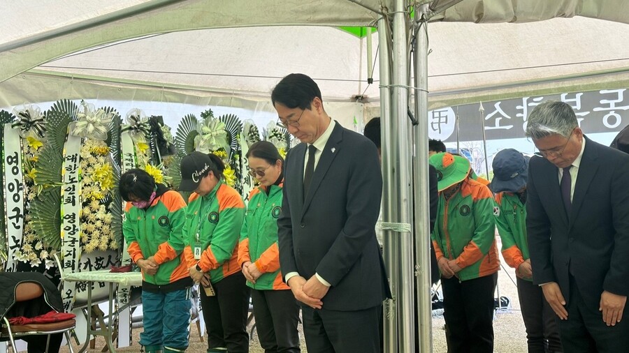 ▲ 정명근 화성특례시장이 우호도시인 경북 영양군 합동분향소를 방문해 희생자들을 추모하고 있다ⓒ화성시 제공