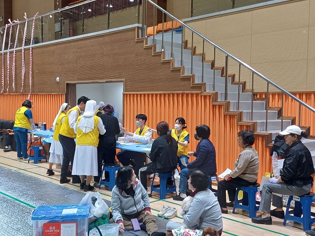 ▲ 포항성모병원은 산불피해를 입은 지역민을 위해 지난 28일 영덕군 국민체육센터에서 이재민을 위한 의료지원 활동을 펼쳤다.ⓒ포항성모병원