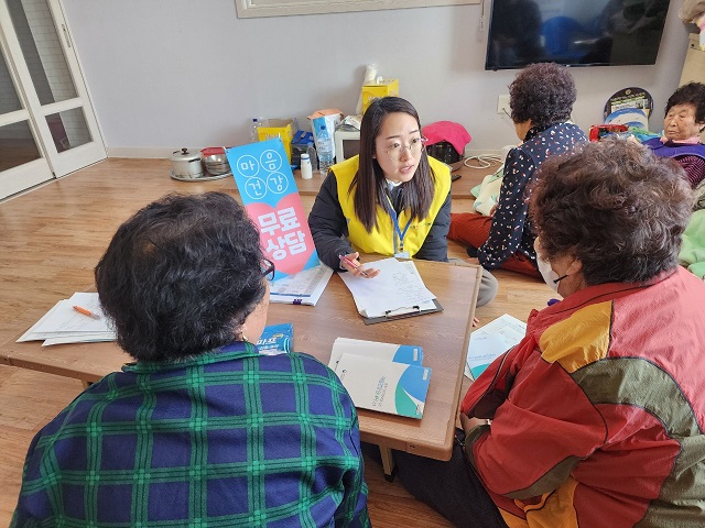 ▲ 포항시 북구보건소 트라우마센터는 31일 산불 피해로 주민대피령이 발령된 영덕군 경정2리 마을회관을 방문해 심리 지원 활동을 진행했다.ⓒ포항시