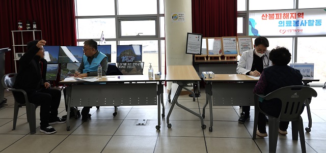 ▲ 포항세명기독병원 한동선 병원장(사진에서 왼쪽)과 심장내과 서정훈 과장이 지난 29일 영덕국립청소년해양센터에서 영덕 주민들을 진료하고 있다.ⓒ세명기독병원