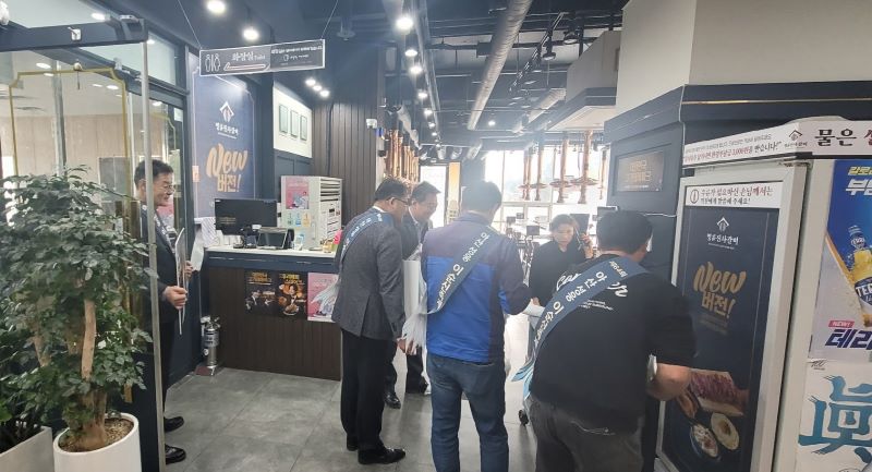 ▲ 이순신축제 거리 홍보에 나선 아산시 공무원들과 테크노밸리입주기업체협의회.ⓒ아산시