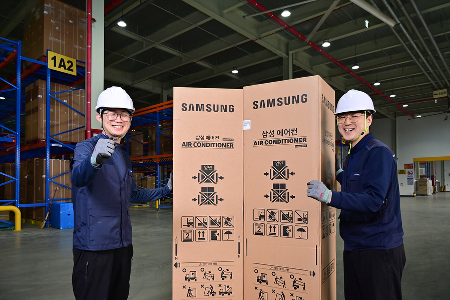 ▲ 삼성전자 에어컨 설치 전담팀이 에어컨 설치 서비스를 제공하는 모습ⓒ삼성전자
