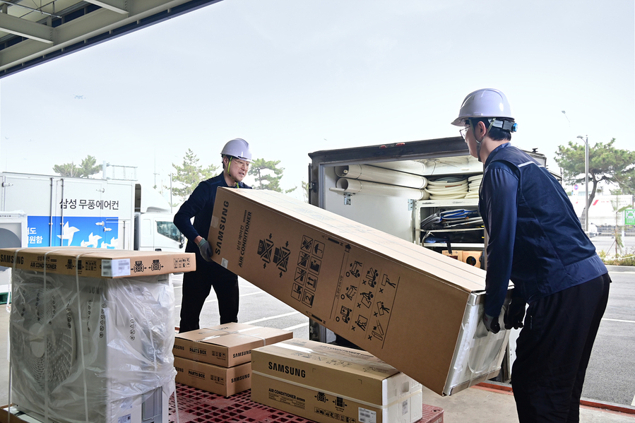 ▲ 삼성전자 에어컨 설치 전담팀이 에어컨 설치 서비스를 제공하는 모습ⓒ삼성전자