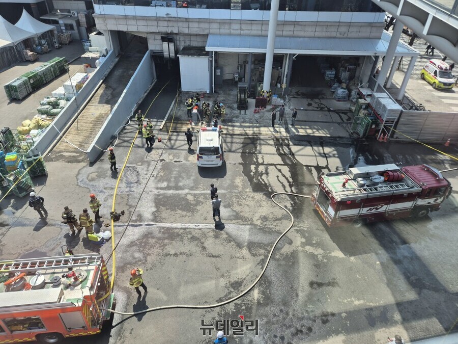 ▲ 서울역 롯데마트 제타플렉스 물류하역장 창고 화재 현장. ⓒ김상진 기자