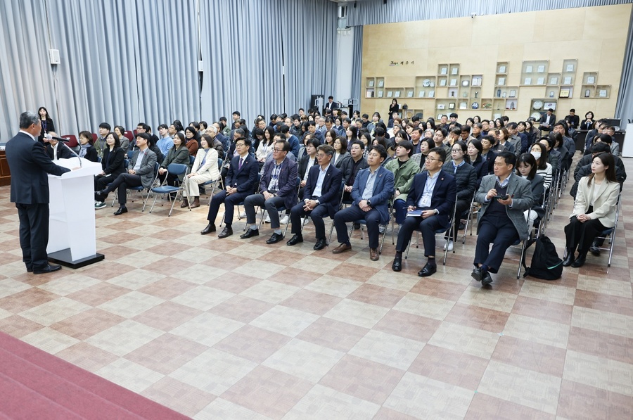▲ 제주시가 1일 실시한 4월 정례 직원조회에 참석한 공직자들이 정혜회의에 임하고 있다. ⓒ제주시 제공
