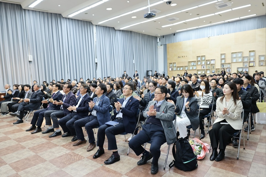 ▲ 제주시가 1일 실시한 4월 정례 직원조회에 참석한 공직자들이 표창자들을 격려하고 있다. ⓒ제주시 제공