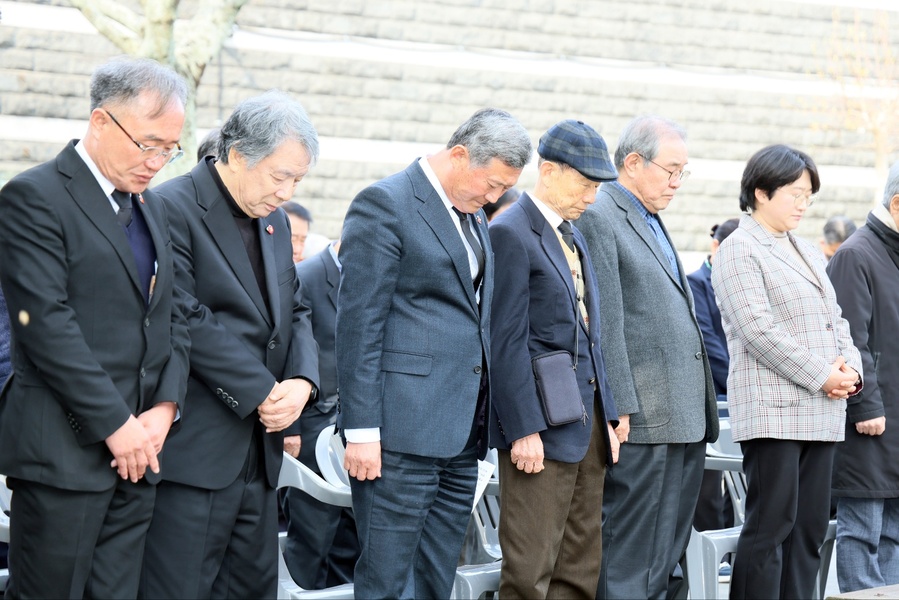 ▲ 김완근 제주시장은 1일 신산공원에서 봉행된 제77주기 4·3 해원 방사탑제에 참석해 묵념하고 있다. ⓒ제주시 제공