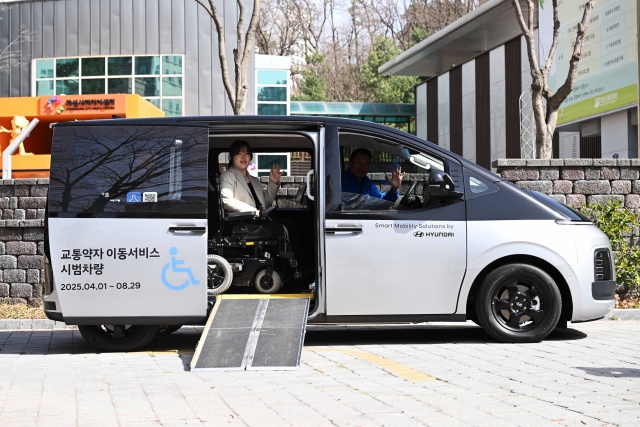 ▲ 유니버설디자인이 적용 된 특별교통수단에 휠체어 승객이 탑승하고 있다ⓒ화성시 제공