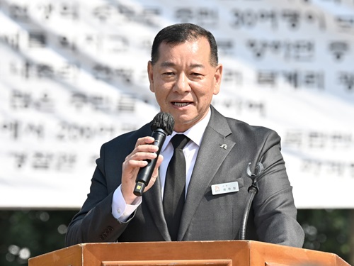 ▲ 최원철 충남 공주시장이 1일 정안 석송리 3·1 독립만세 기념광장에서 열린 '석송 3·1 독립 만세운동 106주년 기념식'에서 기념사를 하고 있다.ⓒ공주시