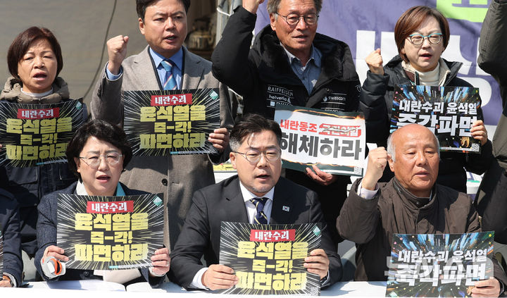 ▲ 박찬대 더불어민주당 원내대표와 박석운 비상행동 공동의장 등이 3월 31일 오전 서울 종로구 광화문 앞 윤석열 즉각 파면 비상행동 농성장에서 열린 '윤석열즉각퇴진·사회대개혁 비상행동-제정당 전국 긴급 집중 행동 선포' 기자회견에서 구호를 외치고 있다. ⓒ뉴시스