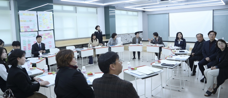 ▲ 김대중 교육감과 동광양중 교육가족들이 2025학년도 교육과정 운영 방안과 특색 교육활동을 논의하고 있다 ⓒ 전라남도교육청 제공