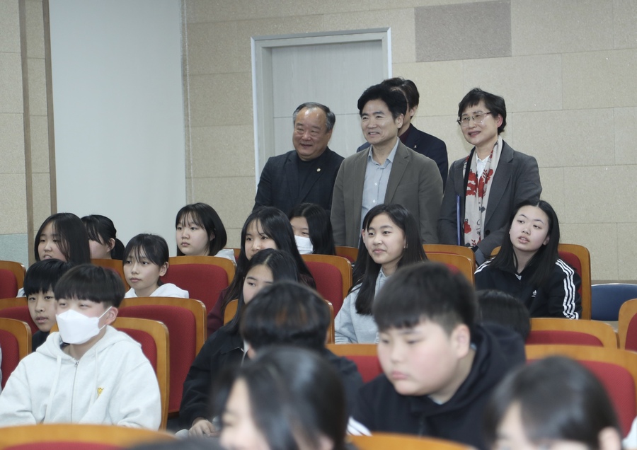 ▲ 김대중 교육감과 동광양중 교육가족들이 1학년 학생들의 자치활동 발표회를 보고 있다 ⓒ 전라남도교육청 제공
