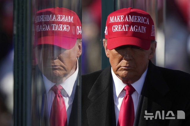 ▲ 도널드 트럼프 미국 대통령이 당선인 시절 펜실베이니아에서 연설을 마친 모습이 방탄유리에 비치고 있다. 241103 AP/뉴시스. ⓒ뉴시스