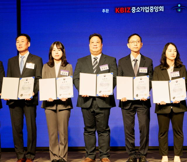 ▲ HDC현대산업개발 공정상생팀 매니저(왼쪽에서 세 번째)가 공정거래위원장 표창을 받았다.ⓒHDC현대산업개발