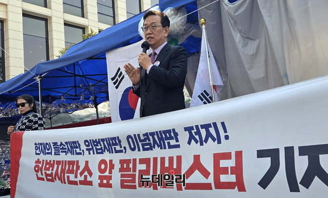 ▲ 31일 오후 서울 종로구 헌법재판소 앞에서 국민변호인단 단장 석동현 변호사가 '헌재 앞 필리버스터' 마무리 발언을 하고 있다. ⓒ박서아 기자