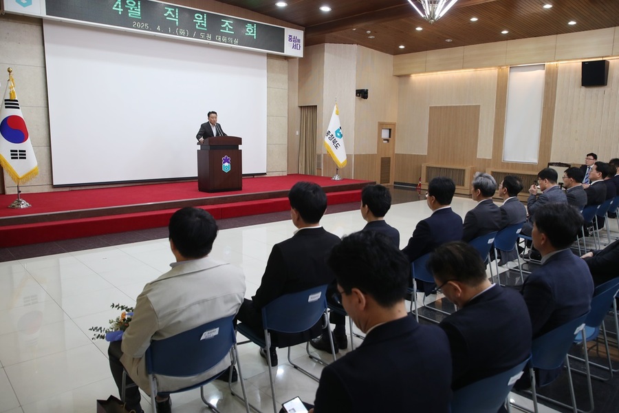 ▲ 김영환 충북 지사가 1일 충북도청 대회의실에서 열린 4월 직원조회를 하고 있다.ⓒ충북도